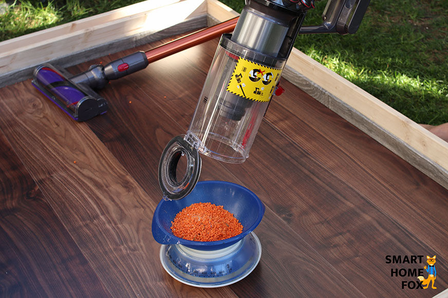 Emptying the dirt container